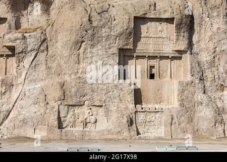 Naqsh-e Rostam, Nekropole der Achämeniden-Dynastie in der Nähe von Persepolis, mit Grab von Darius I. und dem Relief von Shapur I in die Felsen geschnitten. Iran. Stockfoto