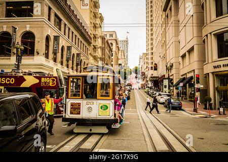 Cable Car mit Kindern, die auf der Powell Street in San Francisco posieren Stockfoto