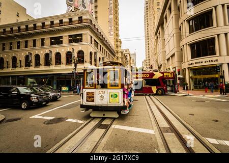 Menschen in der Seilbahn auf der Powell Street, San Francisco Stockfoto