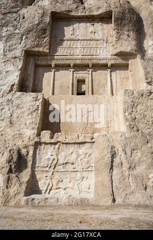 Naqsh-e Rostam, Nekropole der Achämeniden-Dynastie in der Nähe von Persepolis, mit Grab von Darius I., hoch in die Felswand geschnitten. Iran. Stockfoto