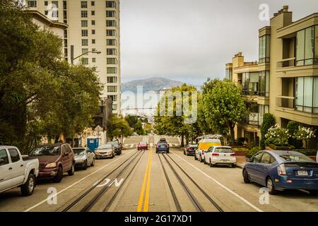 Der Verkehr auf der Hyde Street wurde mit einer Seilbahn auf dem Weg zur Fisherman's Wharf aufgenommen Stockfoto