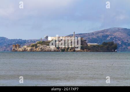 Alcatraz Island vom Pier 39 in San Francisco aus gesehen Stockfoto