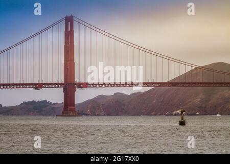 Nahaufnahme der Golden Gate Bridge an einem nebligen und bewölkten Tag Stockfoto