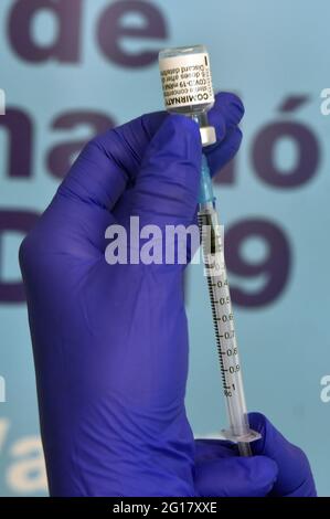 Calafell, Spanien. Juni 2021. Eine Krankenschwester bereitet sich auf die Verabreichung der zweiten Dosis von COMIRNATY (COVID-19 mRNA-Impfstoff, Pfizer-BioNTech) vor.das Gesundheitsministerium von Katalonien hat über die „Xarxa Santa Tecla“ von Tarragona die zweite Dosis von AstraZeneca an die Menschen der Gruppe der wesentlichen Dienste zwischen Polizei, Feuerwehr, Lehrer und Gesundheitspersonal im Impfzentrum Calafell (Tarragona). Die Patienten konnten die zweite Dosis zwischen dem AstraZeneca-Impfstoff oder COMIRNATY (COVID-19 mRNA-Impfstoff, Pfizer-BioNTech) wählen. Kredit: SOPA Images Limited/Alamy Live Nachrichten Stockfoto