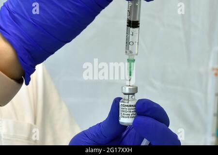 Calafell, Spanien. Juni 2021. Eine Krankenschwester bereitet sich auf die Verabreichung der zweiten Dosis von COMIRNATY (COVID-19 mRNA-Impfstoff, Pfizer-BioNTech) vor.das Gesundheitsministerium von Katalonien hat über die „Xarxa Santa Tecla“ von Tarragona die zweite Dosis von AstraZeneca an die Menschen der Gruppe der wesentlichen Dienste zwischen Polizei, Feuerwehr, Lehrer und Gesundheitspersonal im Impfzentrum Calafell (Tarragona). Die Patienten konnten die zweite Dosis zwischen dem AstraZeneca-Impfstoff oder COMIRNATY (COVID-19 mRNA-Impfstoff, Pfizer-BioNTech) wählen. Kredit: SOPA Images Limited/Alamy Live Nachrichten Stockfoto