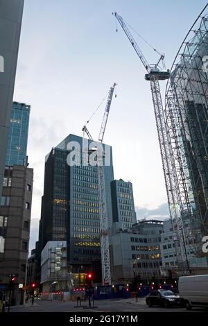 Ansicht der Krane auf der 20 22 Ropemaker Street Baustelle und Außenansicht des Ropemaker Place Gebäudes in City of London EC2 England Großbritannien KATHY DEWITT Stockfoto