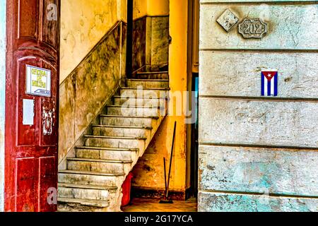 Treppe in einem alten Bürogebäude in Havanna, Kuba Stockfoto