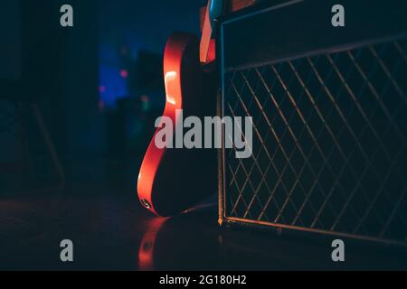 E-Gitarre Körper Silhouette und klassischen Verstärker im Nachtclub Stockfoto