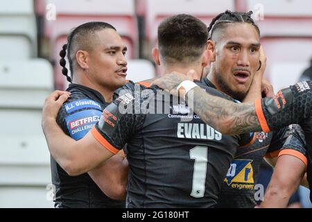 Leigh, England - 5. Juni 2021 - Jesse Sene-Lefao von Castleford Tigers feiert Versuch während des Halbfinales des Betfred Challenge Cup der Rugby League Castleford Tigers gegen Warrington Wolves im Leigh Sports Village, Leigh, Großbritannien Dean Williams/Alamy Live News Stockfoto