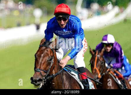 Adam Kirby feiert auf Adayar nach dem Gewinn des Cazoo Derby am zweiten Tag des Cazoo Derby Festivals auf der Epsom Racecourse. Bilddatum: Samstag, 5. Juni 2021. Stockfoto