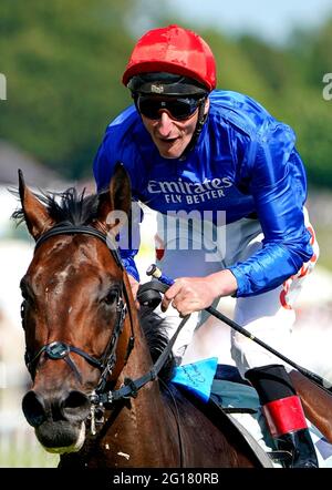 Adam Kirby feiert auf Adayar nach dem Gewinn des Cazoo Derby am zweiten Tag des Cazoo Derby Festivals auf der Epsom Racecourse. Bilddatum: Samstag, 5. Juni 2021. Stockfoto