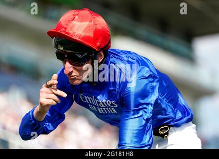 Adam Kirby feiert auf Adayar nach dem Gewinn des Cazoo Derby am zweiten Tag des Cazoo Derby Festivals auf der Epsom Racecourse. Bilddatum: Samstag, 5. Juni 2021. Stockfoto