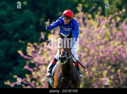 Adam Kirby feiert auf Adayar nach dem Gewinn des Cazoo Derby am zweiten Tag des Cazoo Derby Festivals auf der Epsom Racecourse. Bilddatum: Samstag, 5. Juni 2021. Stockfoto