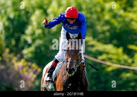 Adam Kirby feiert auf Adayar nach dem Gewinn des Cazoo Derby am zweiten Tag des Cazoo Derby Festivals auf der Epsom Racecourse. Bilddatum: Samstag, 5. Juni 2021. Stockfoto