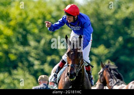 Adam Kirby feiert auf Adayar nach dem Gewinn des Cazoo Derby am zweiten Tag des Cazoo Derby Festivals auf der Epsom Racecourse. Bilddatum: Samstag, 5. Juni 2021. Stockfoto