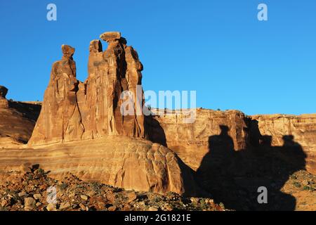 Drei Klatsch und ihr Schatten - Arches National Park, Utah Stockfoto