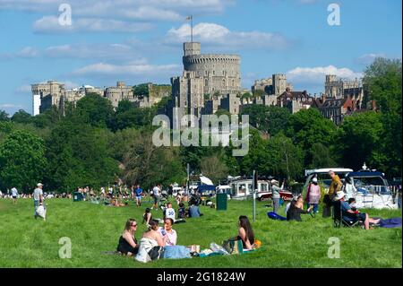 Eton, Windsor, Britannien. Juni 2021. Heute haben die Menschen das herrliche Wetter wieder genutzt, als sie sich auf dem Brocas in Eton mit Freunden treffen konnten. Quelle: Maureen McLean/Alamy Live News Stockfoto