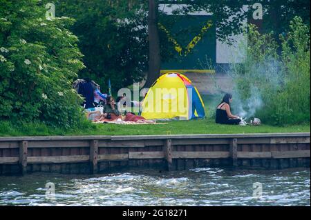 Eton, Windsor, Britannien. Juni 2021. Von Eton in Windsor aus genießen Menschen Picknicks und Grillabende auf der anderen Seite der Themse. Quelle: Maureen McLean/Alamy Live News Stockfoto