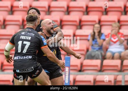 Leigh, England - 5. Juni 2021 - Paul McShane von Castleford Tigers feiert Versuch während des Halbfinals des Betfred Challenge Cup der Rugby League Castleford Tigers gegen Warrington Wolves im Leigh Sports Village, Leigh, Großbritannien Dean Williams/Alamy Live News Stockfoto