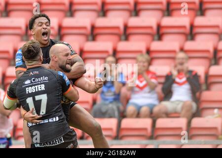 Leigh, England - 5. Juni 2021 - Paul McShane von Castleford Tigers feiert Versuch während des Halbfinals des Betfred Challenge Cup der Rugby League Castleford Tigers gegen Warrington Wolves im Leigh Sports Village, Leigh, Großbritannien Dean Williams/Alamy Live News Stockfoto