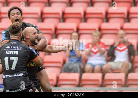 Leigh, England - 5. Juni 2021 - Paul McShane von Castleford Tigers feiert Versuch während des Halbfinals des Betfred Challenge Cup der Rugby League Castleford Tigers gegen Warrington Wolves im Leigh Sports Village, Leigh, Großbritannien Dean Williams/Alamy Live News Stockfoto