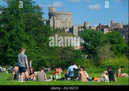 Eton, Windsor, Britannien. Juni 2021. Heute haben die Menschen das herrliche Wetter wieder genutzt, als sie sich auf dem Brocas in Eton mit Freunden treffen konnten. Quelle: Maureen McLean/Alamy Live News Stockfoto