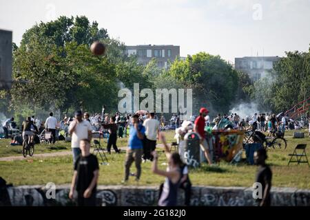 Berlin, Deutschland. Juni 2021. Bei sonnigem Wetter entspannen und grillen zahlreiche Menschen im Mauerpark. Quelle: Fabian Sommer/dpa/Alamy Live News Stockfoto