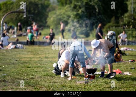 Berlin, Deutschland. Juni 2021. Drei Männer grillen bei sonnigem Wetter im Mauerpark. Quelle: Fabian Sommer/dpa/Alamy Live News Stockfoto