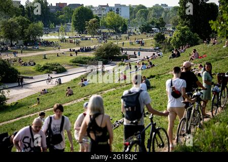 Berlin, Deutschland. Juni 2021. Zahlreiche Menschen suchen bei sonnigem Wetter einen Platz im Mauerpark. Quelle: Fabian Sommer/dpa/Alamy Live News Stockfoto