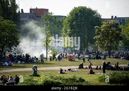 Berlin, Deutschland. Juni 2021. Bei sonnigem Wetter entspannen und grillen zahlreiche Menschen im Mauerpark. Quelle: Fabian Sommer/dpa/Alamy Live News Stockfoto