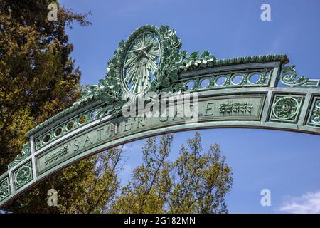 Der Sather Gate Eingang zur University of California Berkeley, in Berkeley, Kalifornien. (Während einer Pandemie ist dies einer der Abschlusstage 2021) Stockfoto