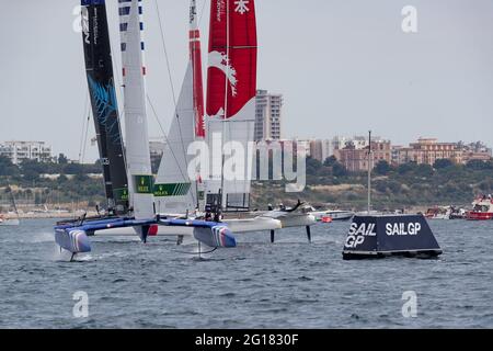 Taranto, Italien. Juni 2021. F50 Frankreich an der Markierung während des Sail Grand Prix 2021 (Tag 1), Segelrennen in Taranto, Italien, Juni 05 2021 Quelle: Independent Photo Agency/Alamy Live News Stockfoto