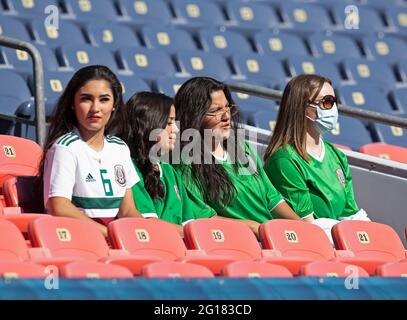 Denver, Colorado, USA. Juni 2021. Mexikanische Fans erwarten den Beginn des Spiels zwischen den USA und Honduras am Mittwoch Abend im Empower Field in Mile High. Quelle: Hector Acevedo/ZUMA Wire/Alamy Live News Stockfoto