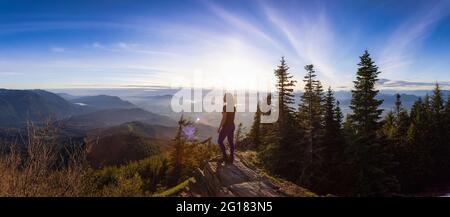 Abenteuerliche kaukasische Erwachsene Frau Wandern in der kanadischen Natur Stockfoto