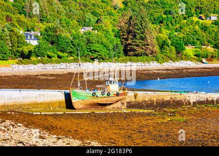 Das malerische Fischerdorf Ullapool, Ulapul, am Ufer des Loch Broom, an der malerischen NC 500, Ross und Cromarty, Highlands, Schottland Stockfoto