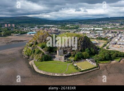Luftaufnahme von Dumbarton Castle und Dumbarton Rock am Ufer des Flusses Clyde, West Dumbartonshire. Der Bowlingclub Dumbarton Rock befindet sich unten rechts. Stockfoto