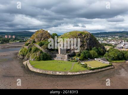 Luftaufnahme von Dumbarton Castle und Dumbarton Rock am Ufer des Flusses Clyde, West Dumbartonshire. Der Bowlingclub Dumbarton Rock befindet sich unten rechts. Stockfoto