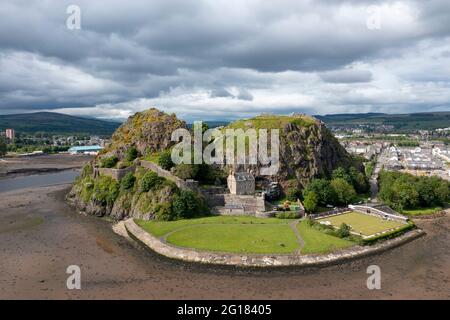 Luftaufnahme von Dumbarton Castle und Dumbarton Rock am Ufer des Flusses Clyde, West Dumbartonshire. Der Bowlingclub Dumbarton Rock befindet sich unten rechts. Stockfoto