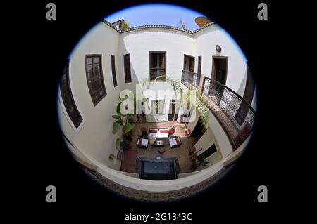 Ein wunderschönes Riad (traditionelles wohlhabendes Haus) in der Medina, Marrakesch, MA Stockfoto