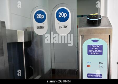 Kontaktloses Bezahlen an einer öffentlichen Toilette im Süden Londons. Juni 2021. Stockfoto