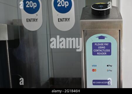 Kontaktloses Bezahlen an einer öffentlichen Toilette im Süden Londons. Juni 2021. Stockfoto