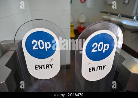 Kontaktloses Bezahlen an einer öffentlichen Toilette im Süden Londons. Juni 2021. Stockfoto