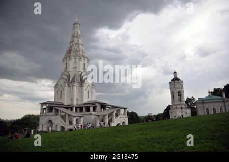 Kirche der Himmelfahrt des Herrn im Kolomenskoye Park vor dem Hintergrund eines dramatischen Himmels Stockfoto