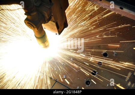 Technologischer Prozess des Schneidens von Blech auf einer Plasmaschneidemaschine mit numerischer Steuerung. Stockfoto