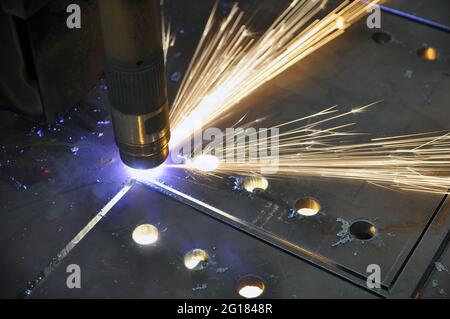 Technologischer Prozess des Schneidens von Blech mit einer Plasmaschneidemaschine mit numerischer Steuerung. Stockfoto