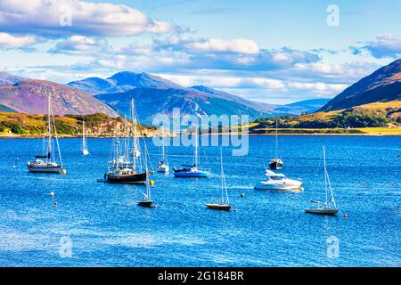 Das malerische Fischerdorf Ullapool, Ulapul, am Ufer des Loch Broom, an der malerischen NC 500, Ross und Cromarty, Highlands, Schottland Stockfoto