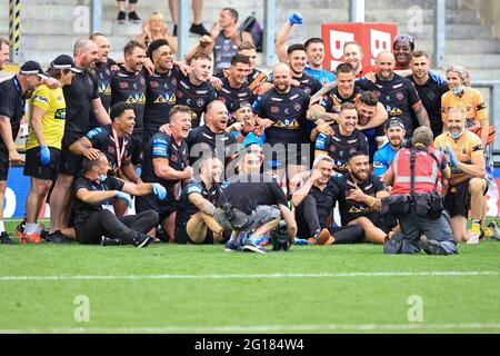 Leigh, Großbritannien. Juni 2021. Castleford Tigers feiern den Sieg in Leigh, Großbritannien, am 6/5/2021. (Foto von Mark Cosgrove/News Images/Sipa USA) Quelle: SIPA USA/Alamy Live News Stockfoto