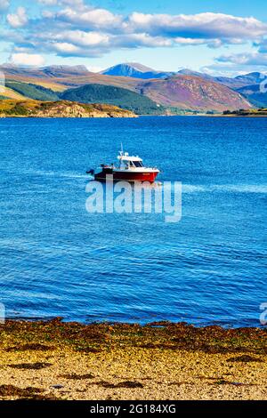 Das malerische Fischerdorf Ullapool, Ulapul, am Ufer des Loch Broom, an der malerischen NC 500, Ross und Cromarty, Highlands, Schottland Stockfoto