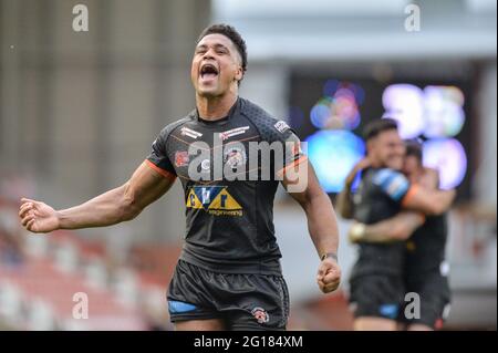 Leigh, England - 5. Juni 2021 -Derrell Olpherts von Castleford Tigers feiert den Sieg der Castleford Tigers in der Rugby League Betfred Challenge Cup Halbfinale Castleford Tigers gegen Warrington Wolves im Leigh Sports Village, Leigh, Großbritannien Dean Williams/Alamy Live News Stockfoto