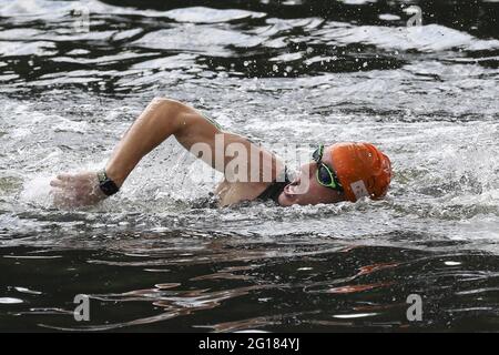 Leeds, Großbritannien. Juni 2021. Ein para-Athlet tritt während der AJ Bell 2021 World Triathlon para Series im Roundhay Park, Leeds, an. Kredit: SPP Sport Pressefoto. /Alamy Live News Stockfoto